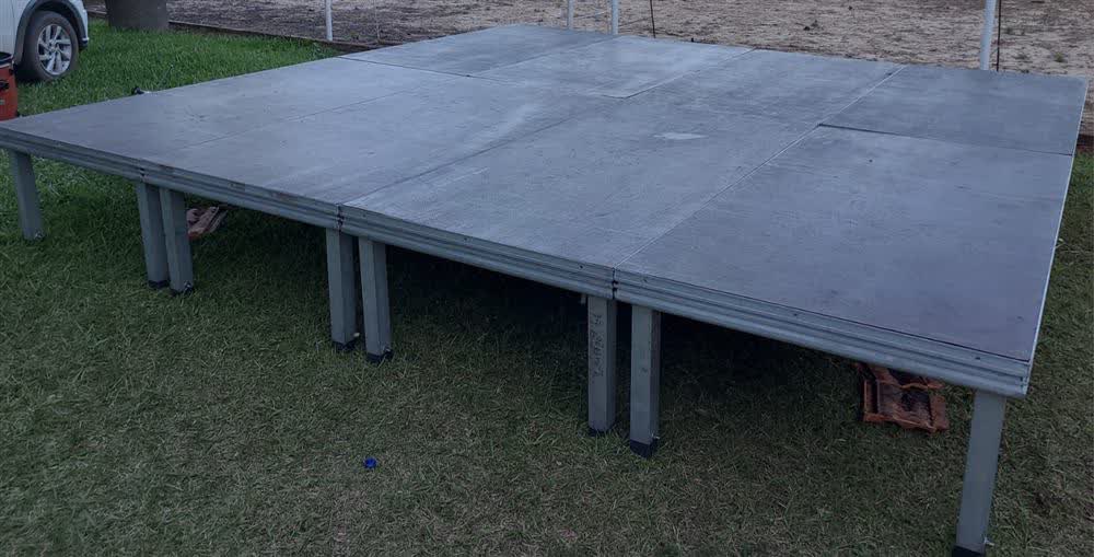 Palco modular montado para receber a estrutura de som e luz