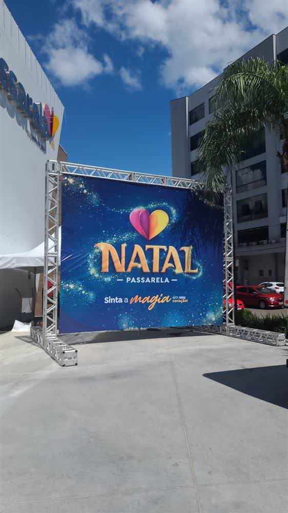 Estrutura de truss com backdrop para campanha de Natal em fachada comercial