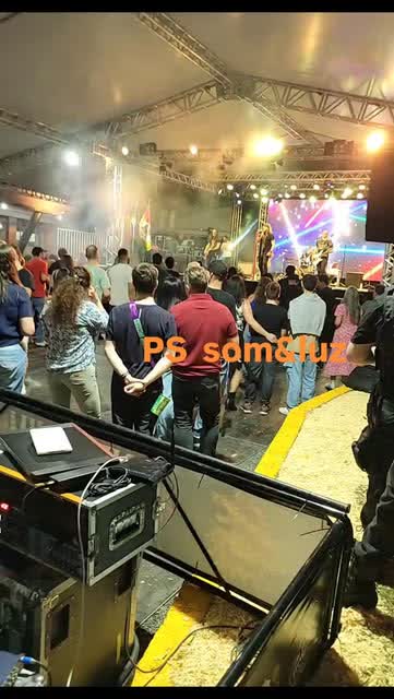 Show ao vivo com banda no palco, estrutura de som e luz da PS SOM & LUZ