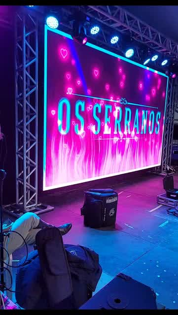 Telão de LED montado em estrutura de truss para show