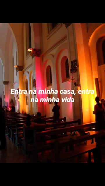 Interior de igreja com iluminação quente para celebração religiosa
