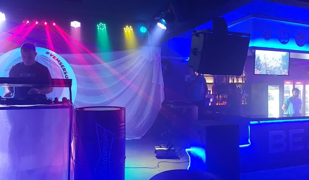 Show com DJ e efeitos de laser