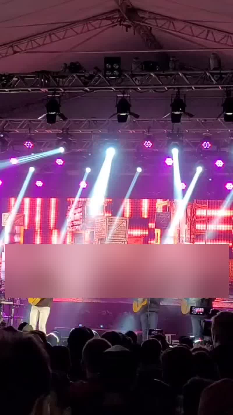 Painel de LED e moving heads em show