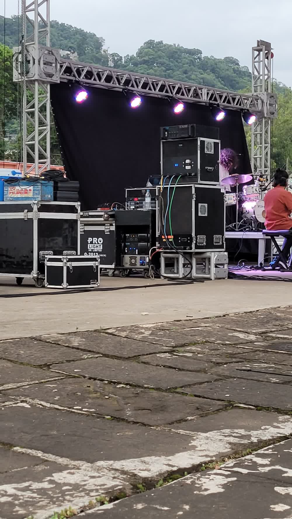 Estrutura de truss e palco montada ao ar livre