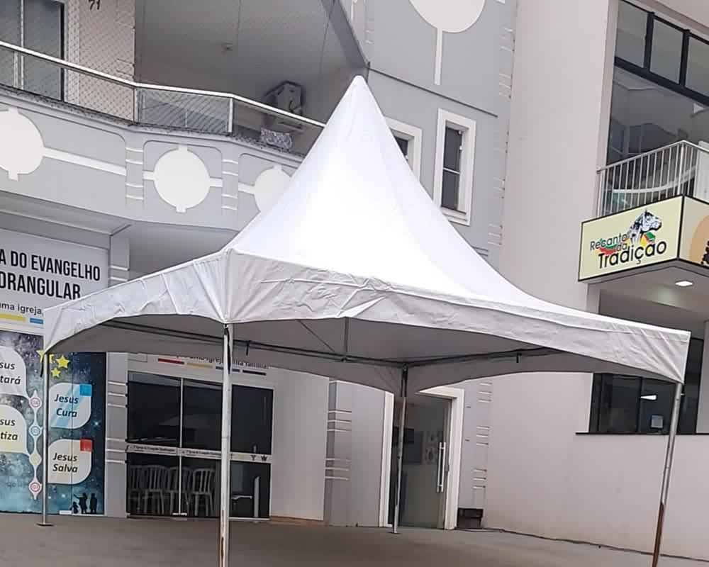 Tenda piramidal montada